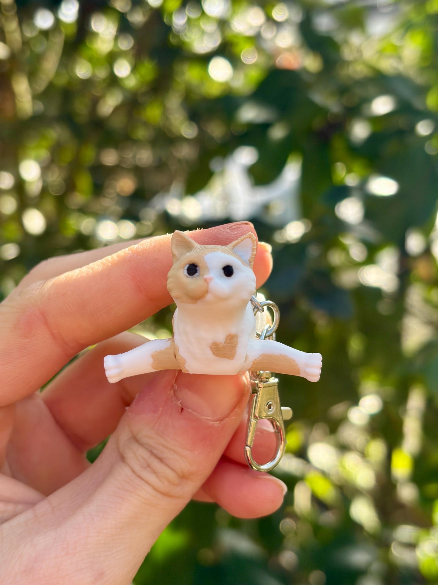 Articulated beige cat keychains