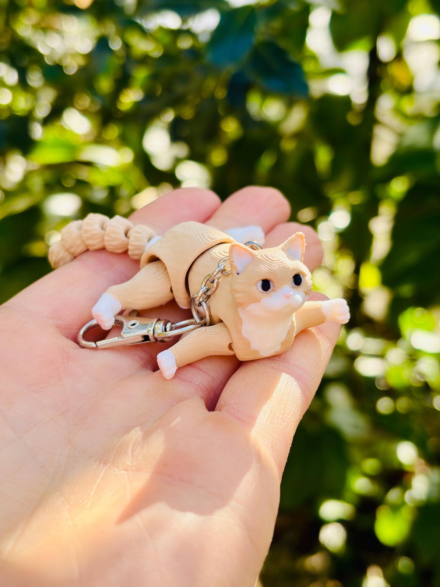 Articulated beige cat keychains