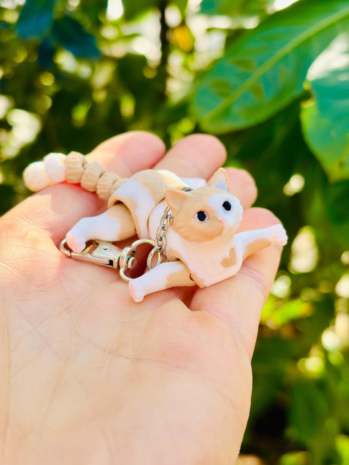 Articulated beige cat keychains