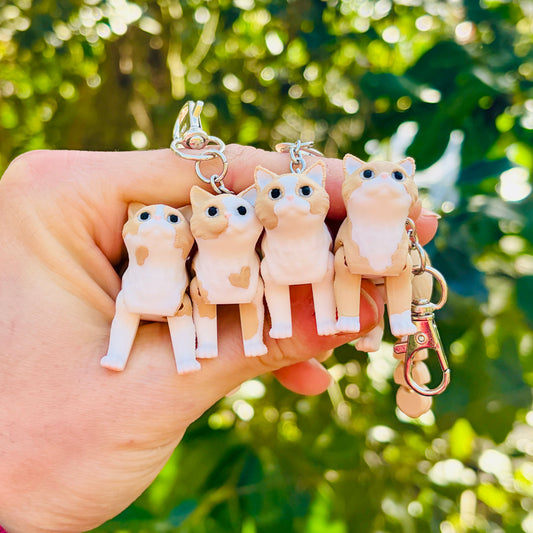 Articulated beige cat keychains