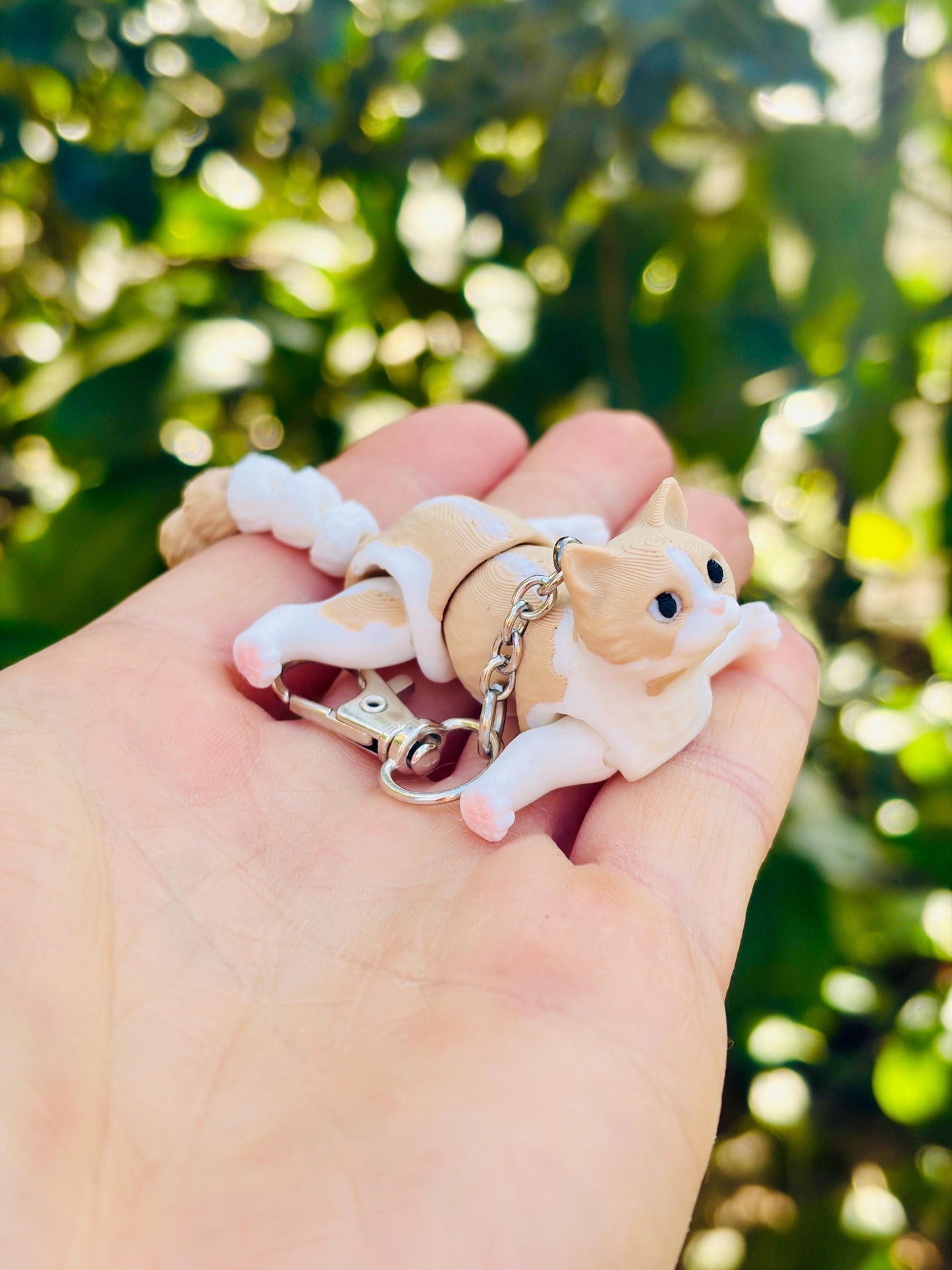 Articulated beige cat keychains